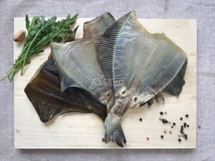 Мучные полоски МАЛИНОВЫЕ со вкусом острых бараньих рёбрышек 76 гр: Камбала камчатская вяленая без икры