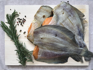 Мучные полоски МАЛИНОВЫЕ со вкусом острых бараньих рёбрышек 76 гр: Камбала камчатская вяленая с икрой