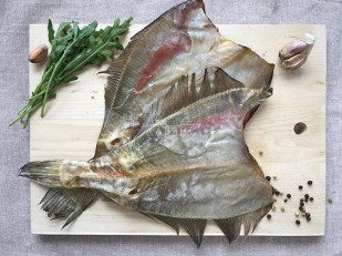 Мучные полоски МАЛИНОВЫЕ со вкусом острых бараньих рёбрышек 76 гр: Камбала ёрш (Мурманская) вяленая