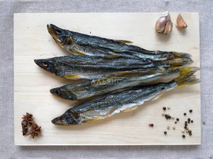 Мучные полоски МАЛИНОВЫЕ со вкусом острых бараньих рёбрышек 76 гр: Корюшка вяленая без икры