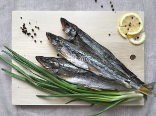 Мучные полоски МАЛИНОВЫЕ со вкусом острых бараньих рёбрышек 76 гр: Корюшка вяленая с икрой