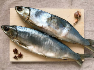 Мучные полоски МАЛИНОВЫЕ со вкусом острых бараньих рёбрышек 76 гр: Сиг вяленый