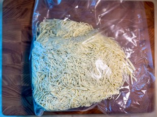 Сырный продукт ФЕРМЕРСКИЙ паутинка белая: Сырный продукт ФЕРМЕРСКИЙ паутинка  укроп/чеснок